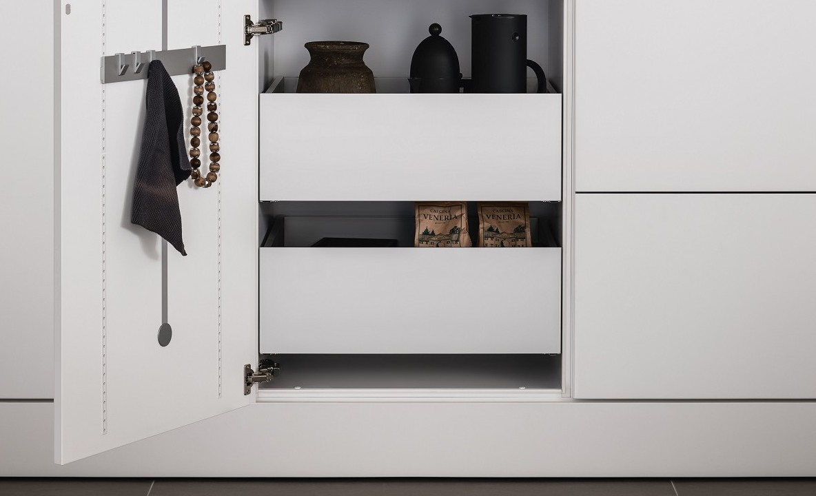 [Translate to English:] Blick in einen SieMatic Hochschrank mit MultiMatic Innenschubk?sten