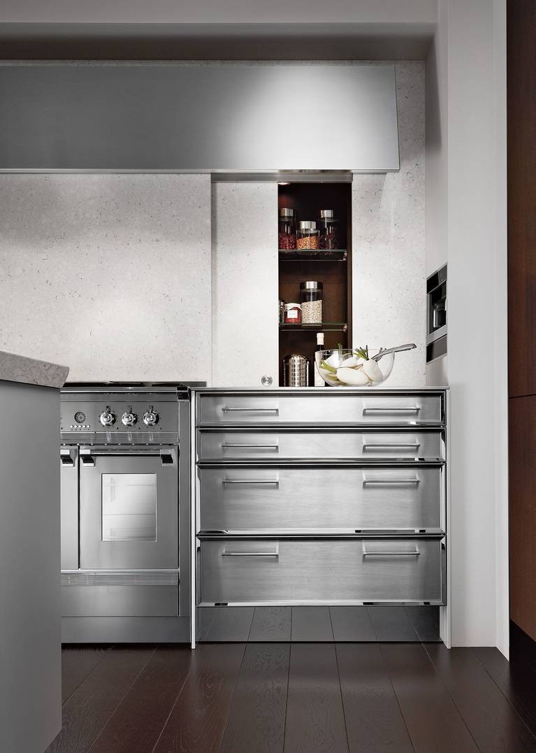 SieMatic Classic BeauxArts S2 kitchen with noble StoneDesign sliding doors in the niche behind the stovetop