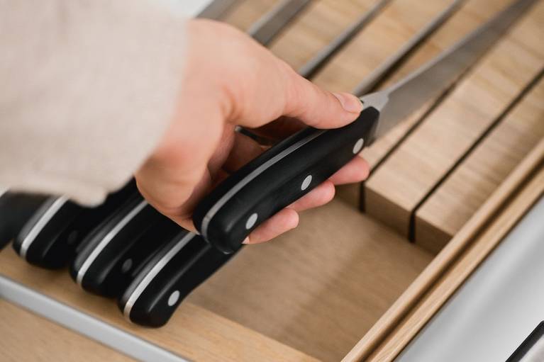 Knife block in light oak for storing high-grade knives in SieMatic kitchen drawers